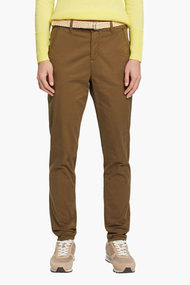 Chino kaki par Esprit, avec une ceinture tressée, porté avec un pull jaune et des baskets couleur sable.