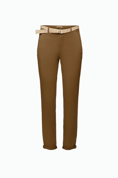 Chino kaki par Esprit avec ceinture en paille tressée et ourlets retroussés.