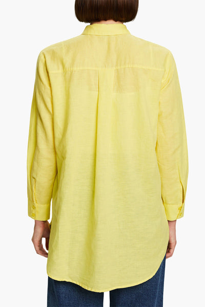 Chemisier jaune à manches longues par Esprit, vue arrière, en lin texturé, porté avec un jean.