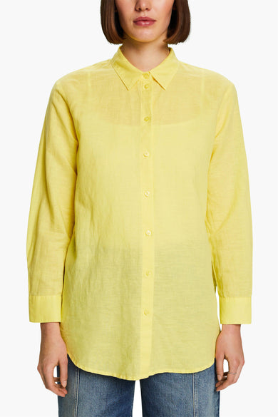 Chemise à manches longues jaune par Esprit, avec patte de boutonnage et ourlet arrondi.