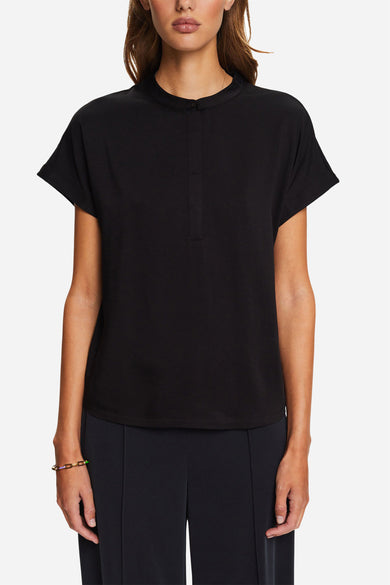 Zwart T-shirt met korte mouwen van Esprit, met een schouderpas en een bijpassende marineblauwe broek.