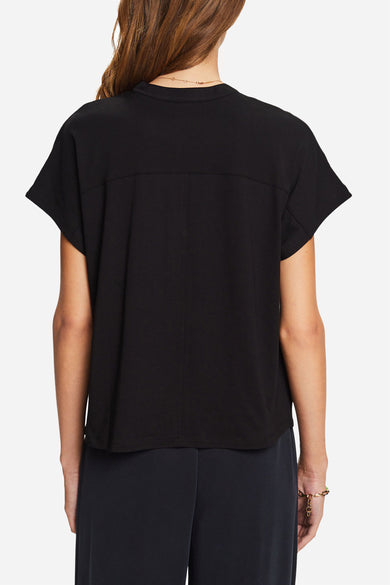 Top uni noir à manches courtes de Esprit, avec un empiècement aux épaules et un pantalon bleu marine assorti.