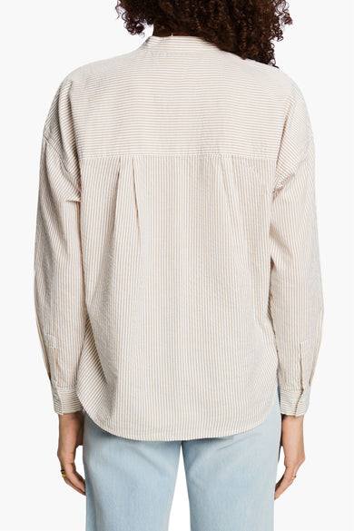 Chemisier à manches longues beige par Esprit, à rayures verticales et détail plissé au dos.
