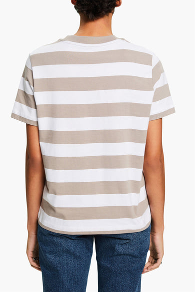 T-shirt à rayures beige et blanc par Esprit, porté avec un jean bleu, vue de dos.