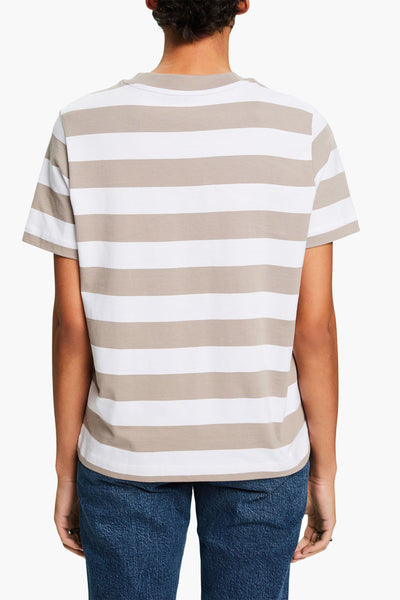 T-shirt à rayures beige et blanc par Esprit, porté avec un jean bleu, vue de dos.