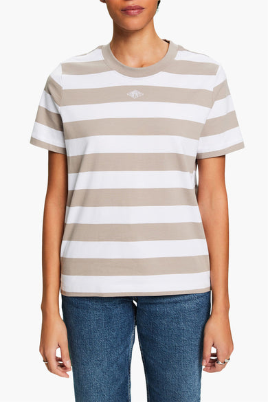 T-shirt beige à rayures blanches de Esprit, porté avec un jean bleu.