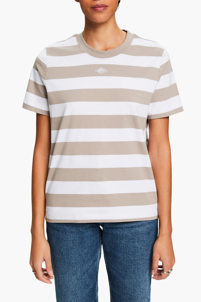 T-shirt beige à rayures blanches de Esprit, porté avec un jean bleu.