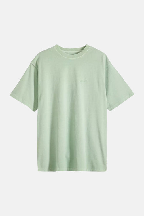 T-shirt vert clair à manches courtes de Levi's, avec un petit logo ton sur ton sur le devant et une étiquette rouge sur le côté.