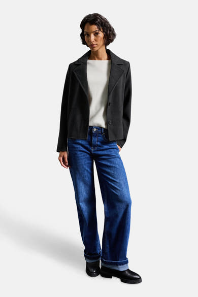 Korte blauwe jas van STREET ONE, gedragen met een witte trui en een high-waist jeans.