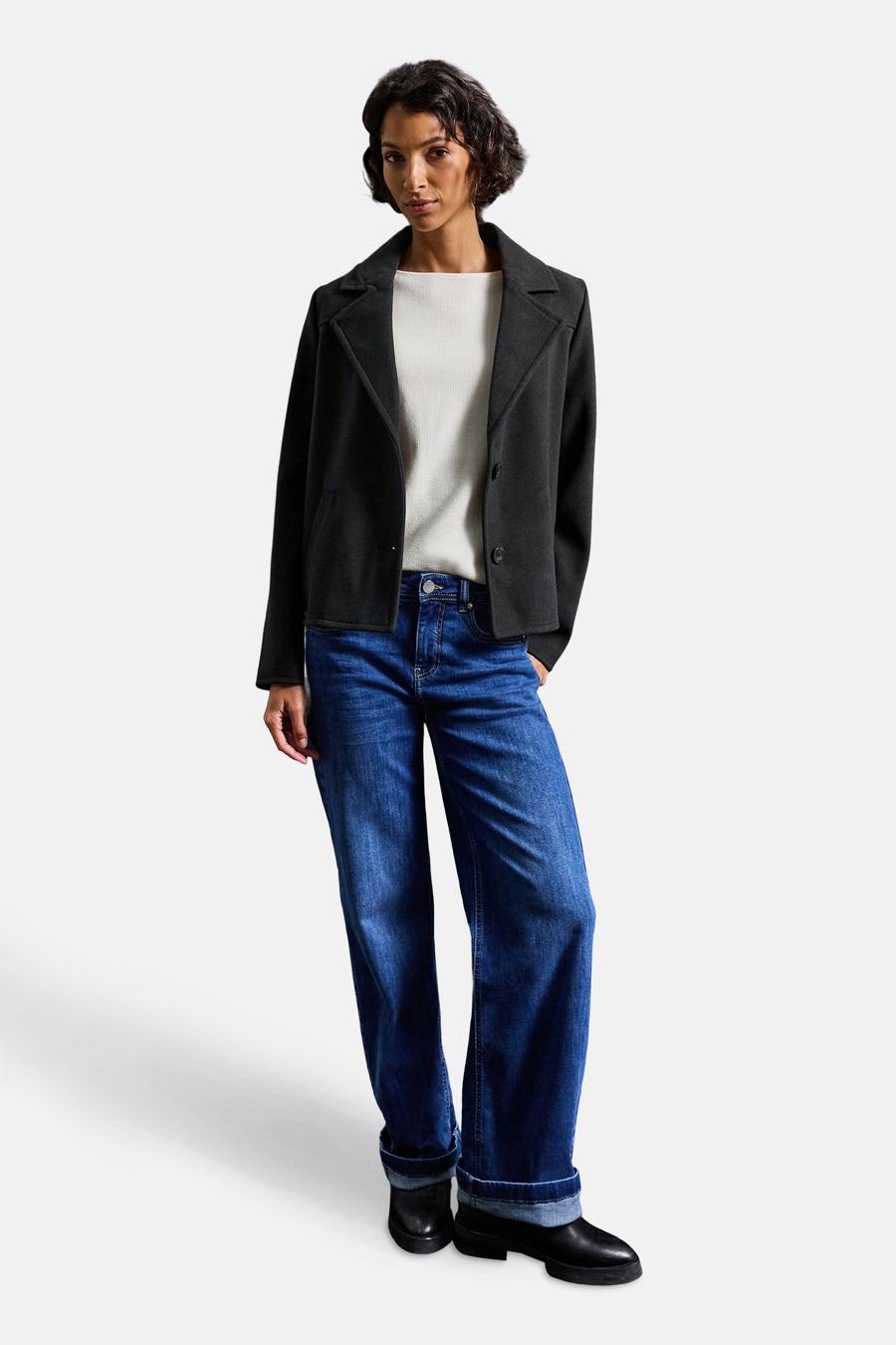 Korte blauwe jas van STREET ONE, gedragen met een witte trui en een high-waist jeans.