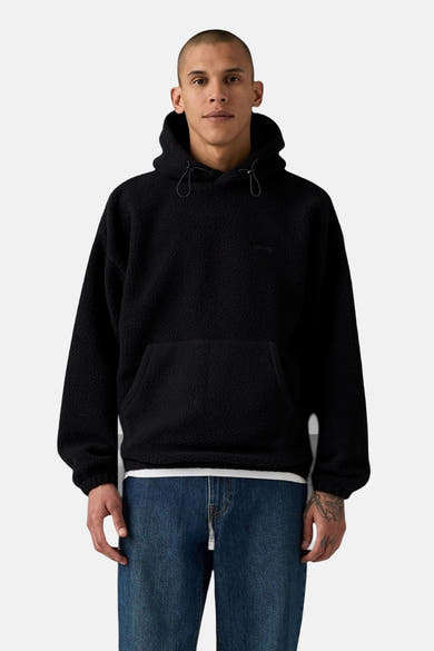 Zwarte hoodie van fleece van Levi's, met trekkoord, gedragen met een blauwe jeans.