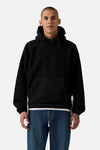 Zwarte hoodie van fleece van Levi's, met trekkoord, gedragen met een blauwe jeans.