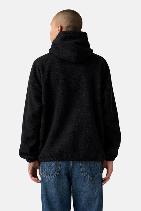Zwarte sherpa hoodie van Levi's®, achterkant, gedragen met een lichtblauwe jeans.