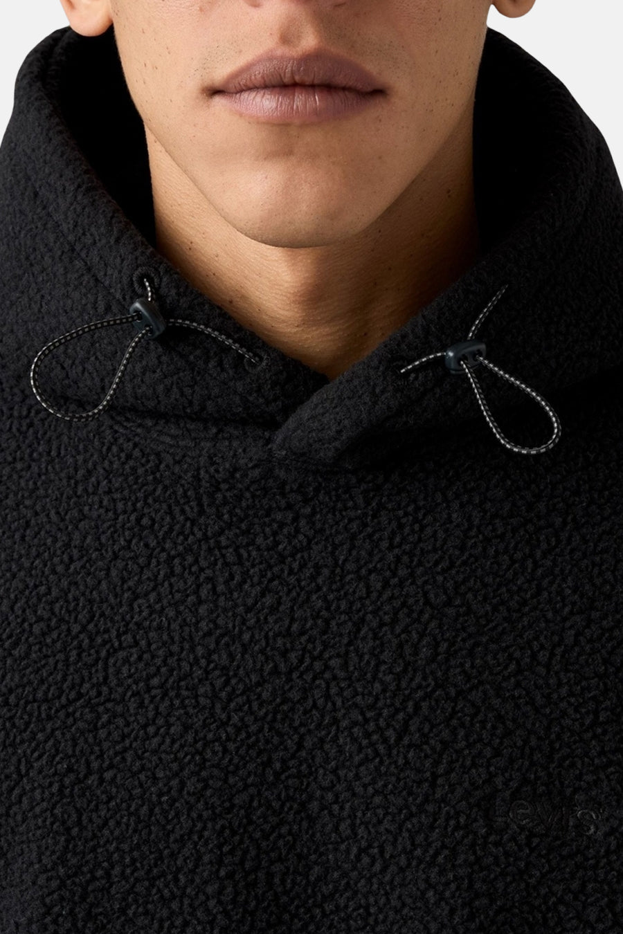 Zwarte hoodie van getextureerde stof van Levi's, met trekkoord bij de kraag.