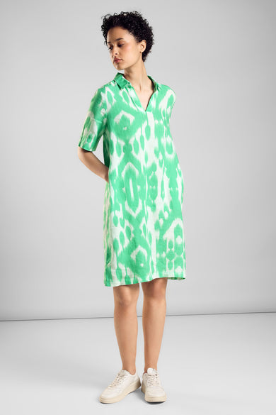 Robe verte à manches courtes de Street One avec un motif abstrait blanc et vert.