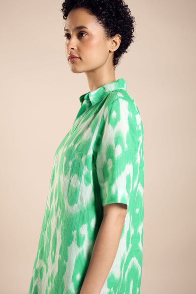 Robe verte à manches courtes de STREET ONE, avec un motif ikat abstrait en vert et blanc.