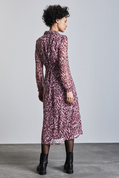 Robe à manches longues bordeaux de STREET ONE avec motif abstrait, portée avec des collants noirs et des bottines.