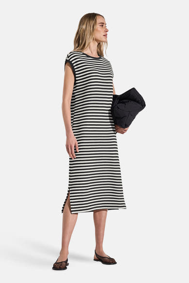 Robe à rayures noir et blanc de Street One, avec fente latérale et portée avec un sac noir.
