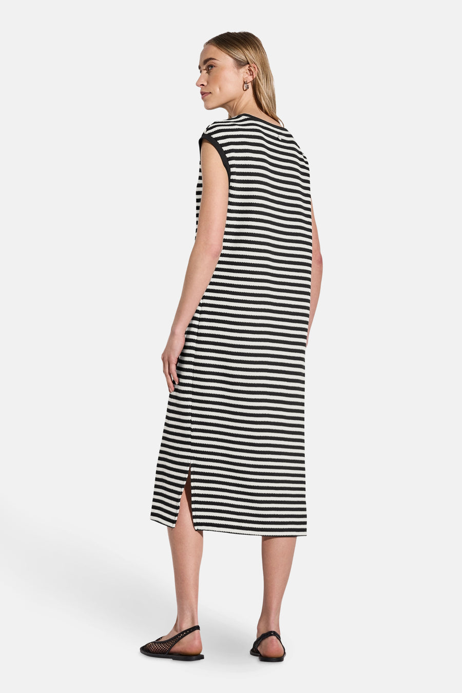 Robe rayée multicolore de Street One, coupe midi avec fente latérale et fines chaussures noires.
