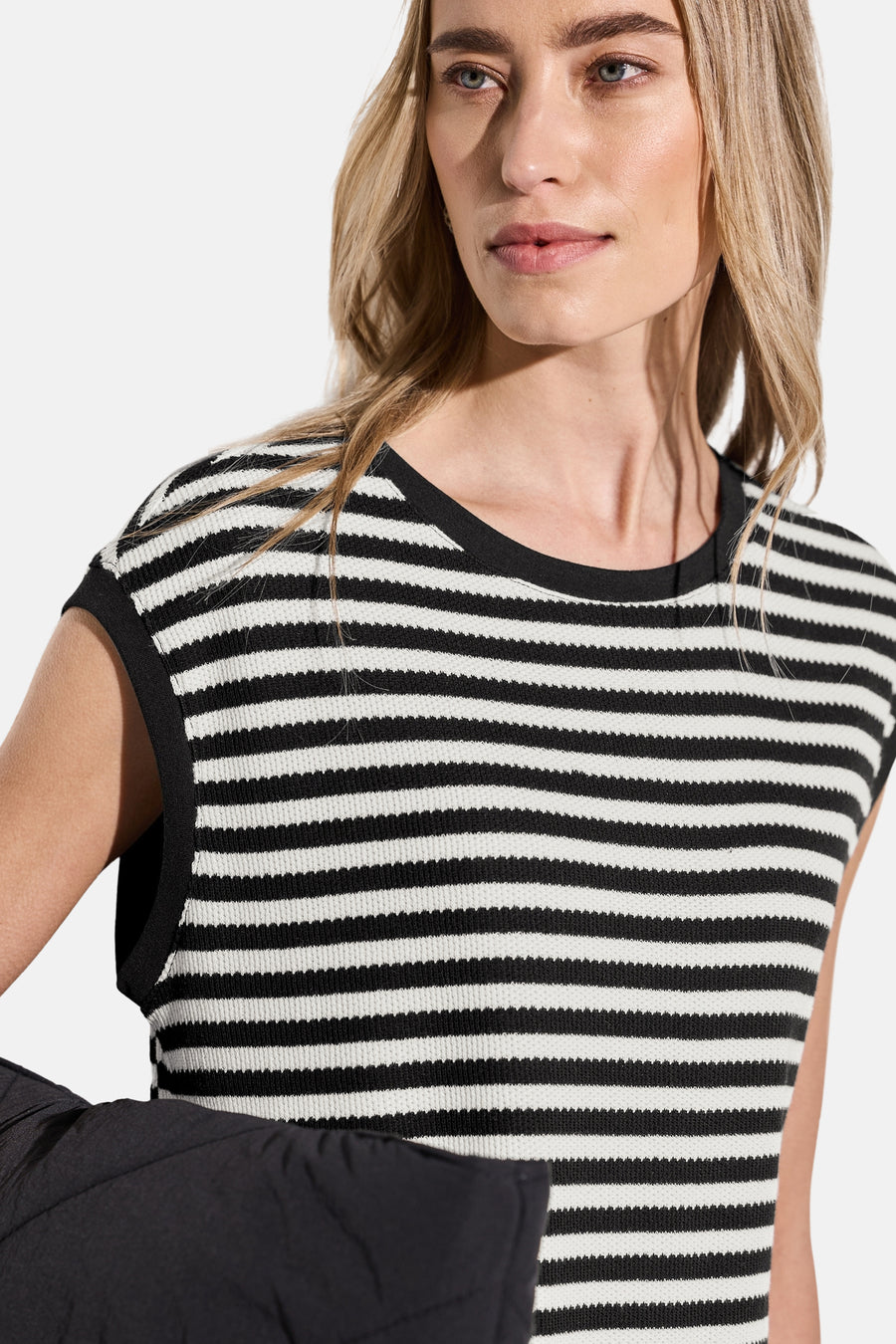 Robe multicolore de STREET ONE, à rayures horizontales noires et blanches, portée avec une veste noire.