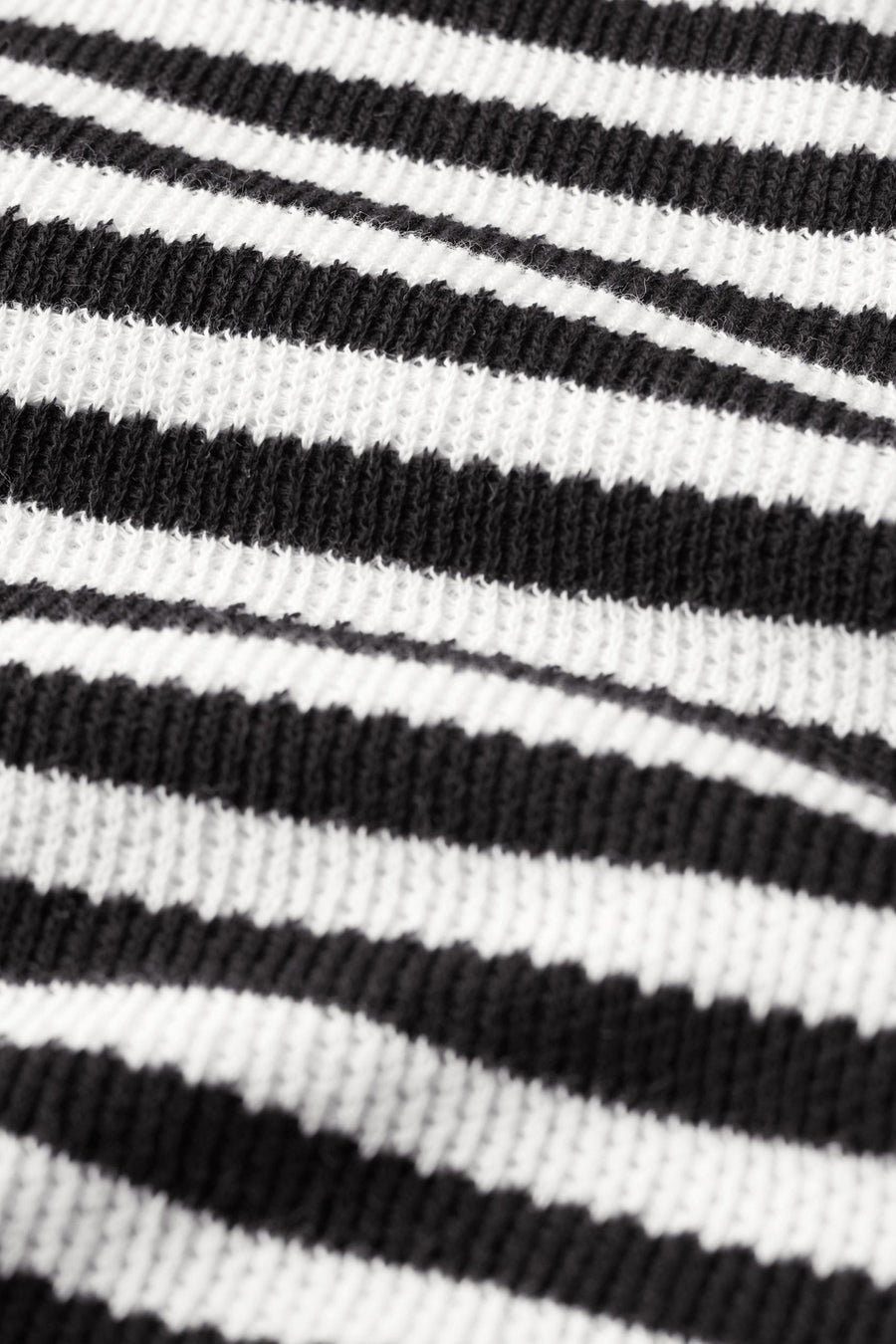Robe multicolore par Street One à rayures horizontales noires et blanches avec une texture tricotée.