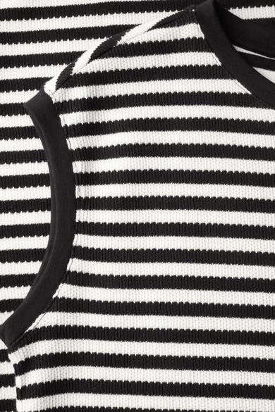 Robe à rayures noire et blanche de STREET ONE avec bordure noire au col et aux emmanchures.
