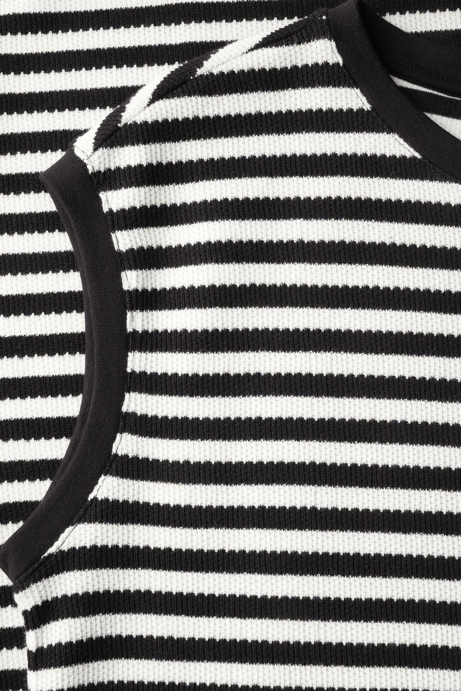 Robe à rayures noire et blanche de STREET ONE avec bordure noire au col et aux emmanchures.