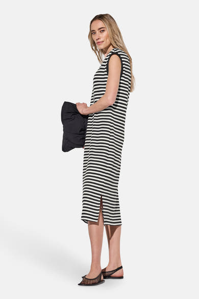 Robe rayée multicolore de Street One, avec une fente latérale et portée avec des chaussures plates noires.
