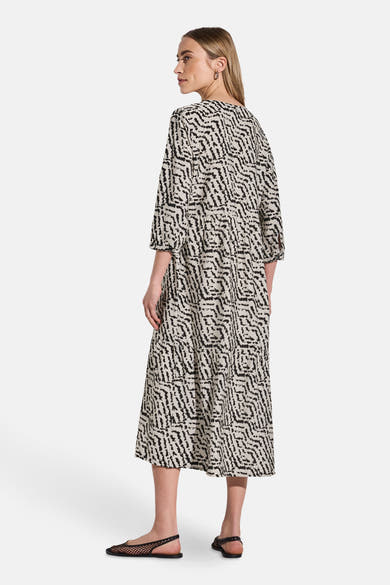 Multikleurenjurk van Street One, met abstract patroon, driekwartmouwen en zwarte platte schoenen.
