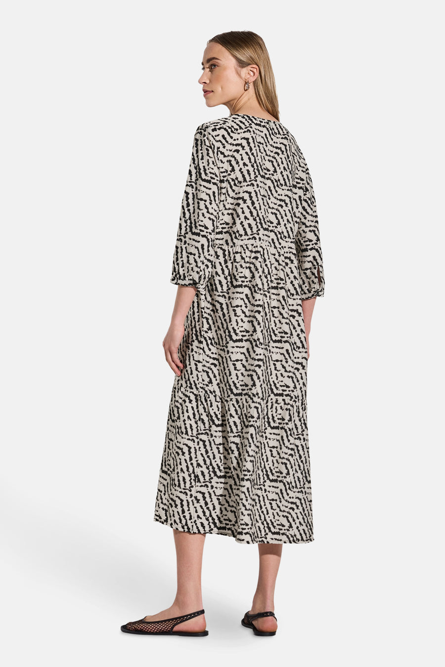 Multikleurenjurk van Street One, met abstract patroon, driekwartmouwen en zwarte platte schoenen.