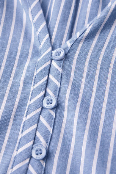 Multikleurige jurk van STREET ONE met blauwe en witte strepen en knoopsluiting.