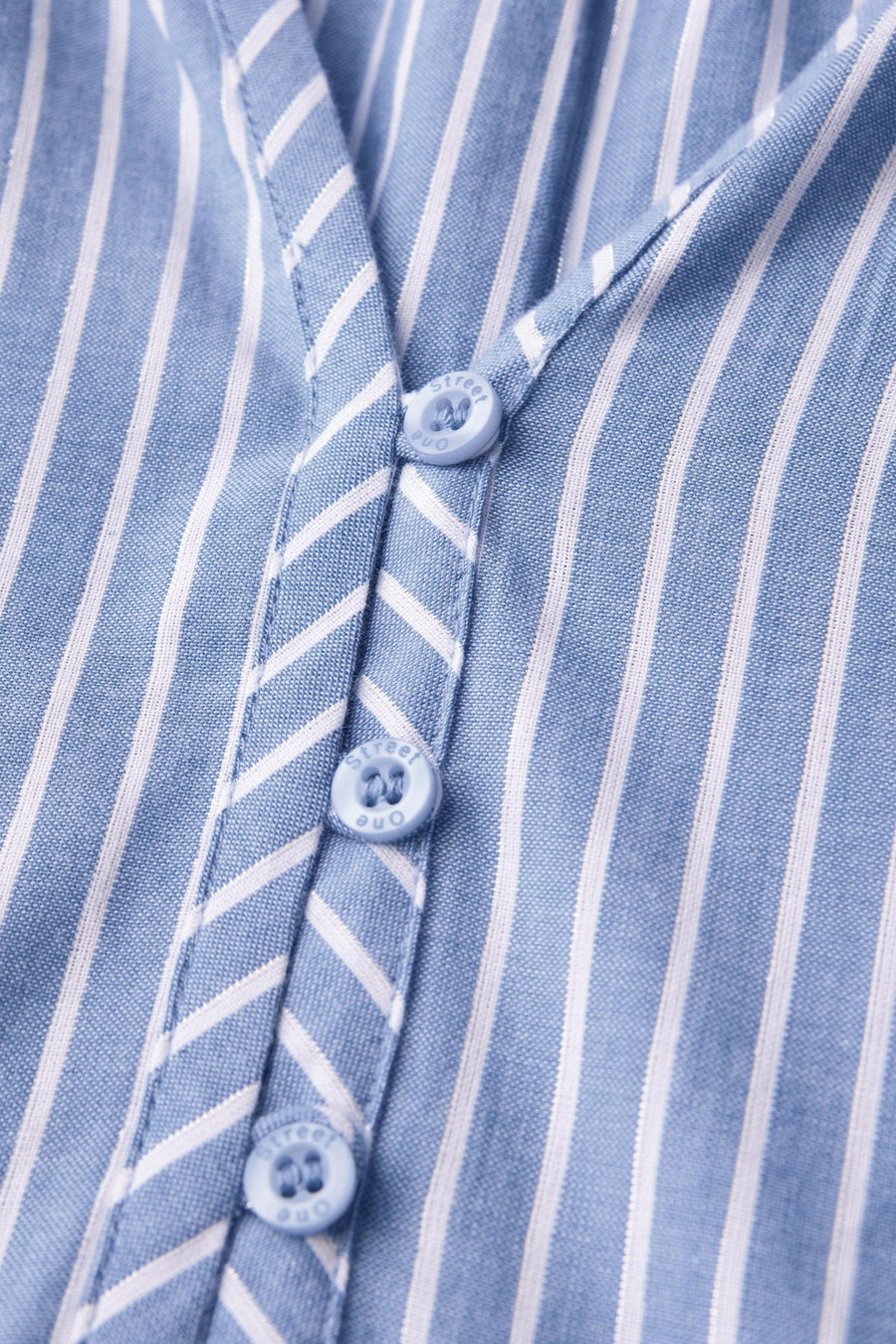 Multikleurige jurk van STREET ONE met blauwe en witte strepen en knoopsluiting.
