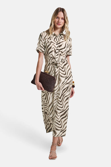 Multikleurenjurk van STREET ONE met zebraprint, strikceintuur en bruin tasje.
