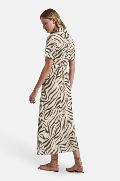 Lange gestreept jurk met meerkleurig zebraprint van Street One, met een overhemdmodel en sandalen met bandjes.