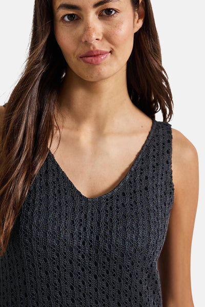 Robe bleue de STREET ONE, avec un motif en dentelle délicate et encolure en V.