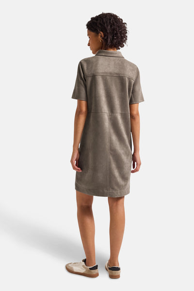Beige suède jurk van Street One, rechte pasvorm met overhemdkraag en korte mouwen.