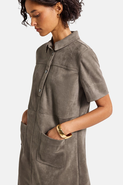 Beige jurk van Street One met opgestikte zakken, korte mouwen en een rechte pasvorm.