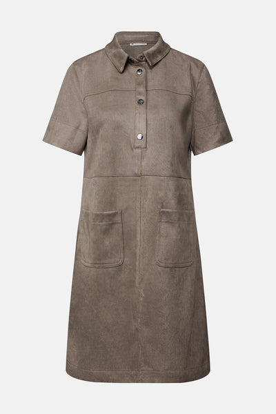 Korte beige jurk van imitatieleer van Street One, met klassieke kraag, opgestikte zakken en drukknoppen.
