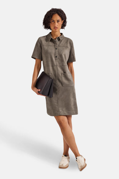Beige jurk van STREET ONE, met korte mouwen en zakken, gedragen met sportschoenen en een zwarte clutch.