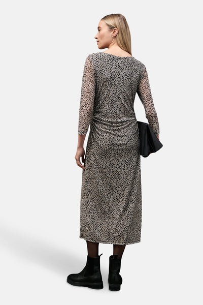 Multikleurige jurk van STREET ONE, all-over dierenprint, gedragen met zwarte enkellaarsjes en een zwarte clutch.