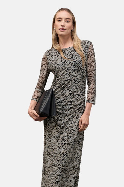 Lange bedrukte jurk van Street One, met gespikkeld patroon en een zwarte clutch.
