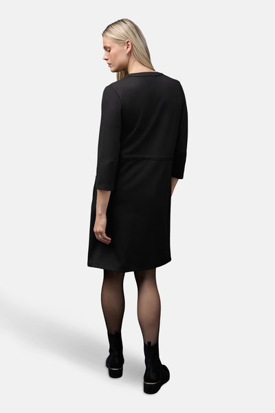 Zwarte jurk van STREET ONE, driekwartmouwen, gedragen met een panty en zwarte enkellaarsjes.