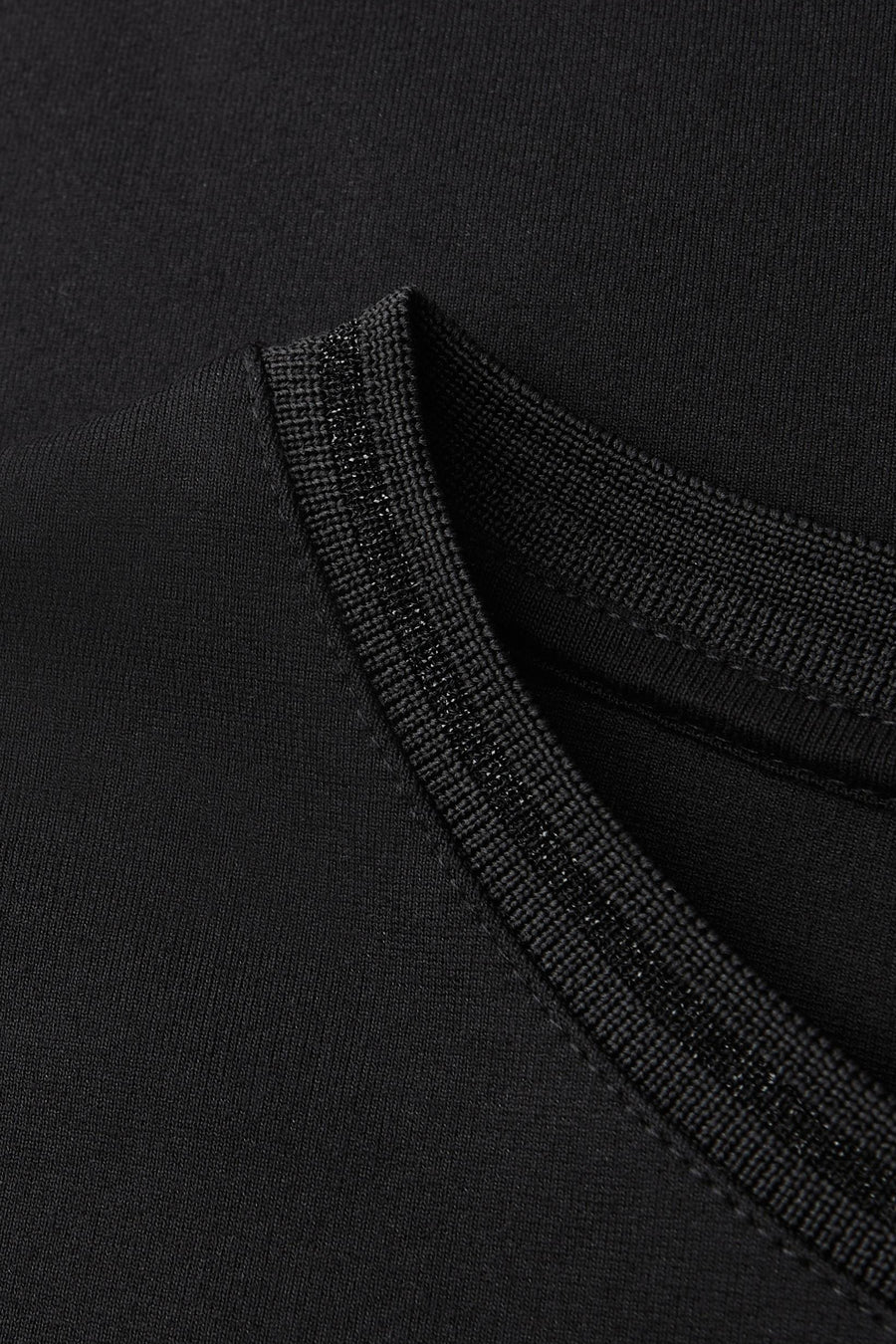 Robe noire de STREET ONE avec un col orné d'une bande brillante.