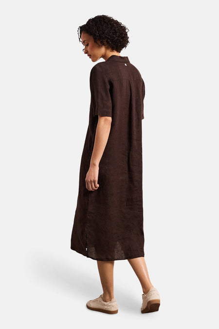 Robe 3/4 brun de STREET ONE avec col, manches courtes, dos plissé et fentes latérales.