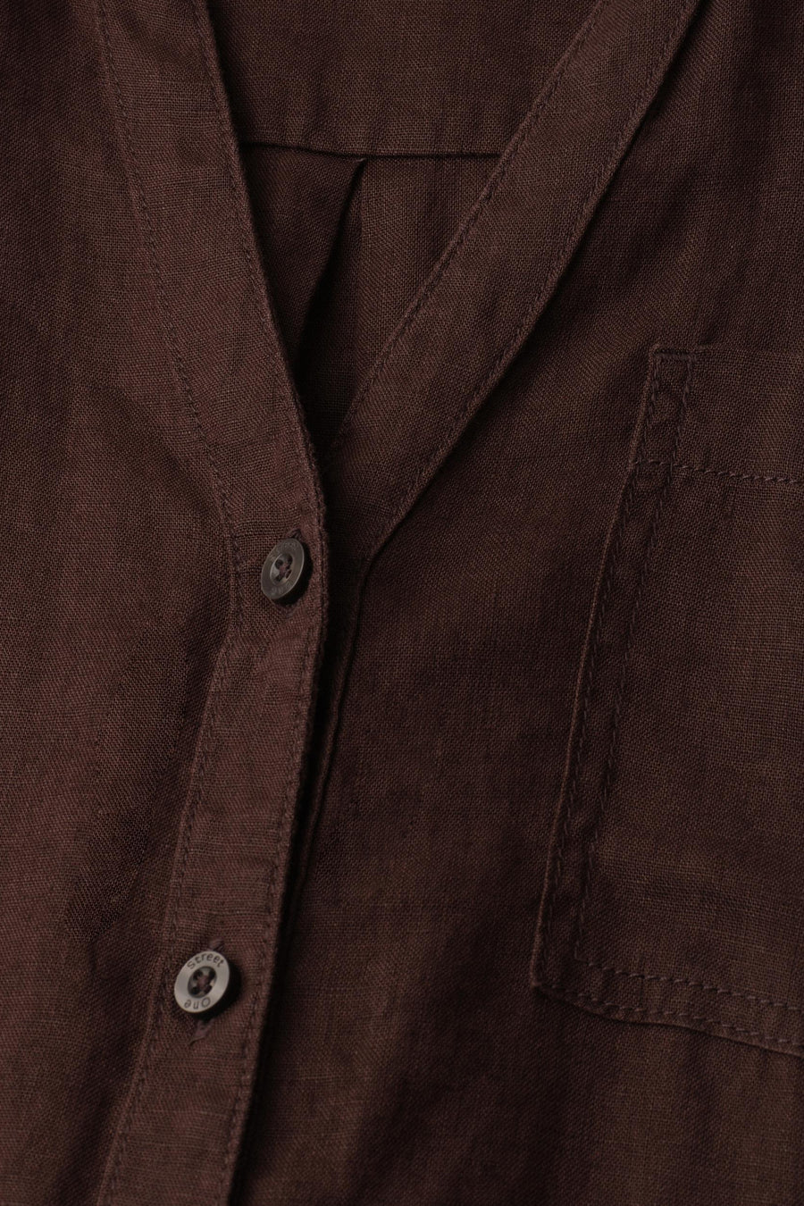 3/4 bruine jurk van STREET ONE, close-up, met V-hals, knoopsluiting en knoop met opschrift "Street One", linnen textuur.