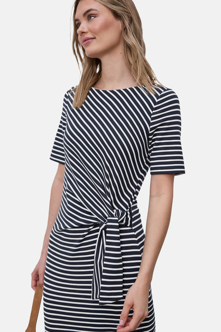 Gestreepte meerkleurige jurk van Street One met een strikceintuur en korte mouwen.