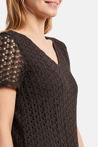 Robe marron en maille ajourée de STREET ONE, avec col en V et manches courtes.