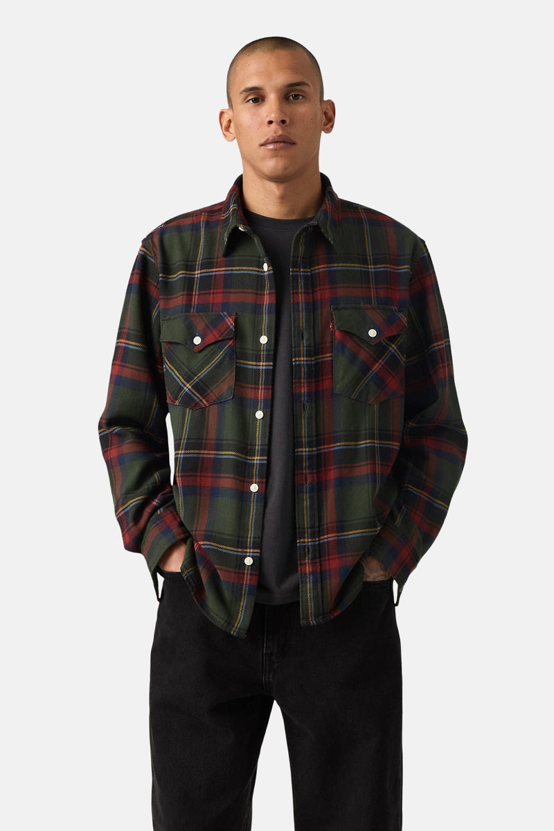 Multikleuren geruite flanellen blouse met lange mouwen van Levi's®, gedragen over een zwart T-shirt en een zwarte jeans.