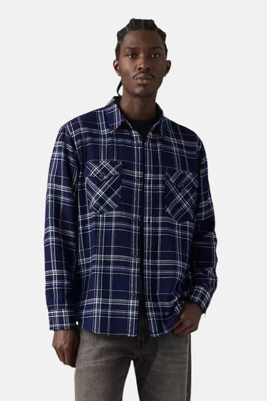 Chemise à manches longues bleu marine à carreaux Levi's®, portée par un mannequin