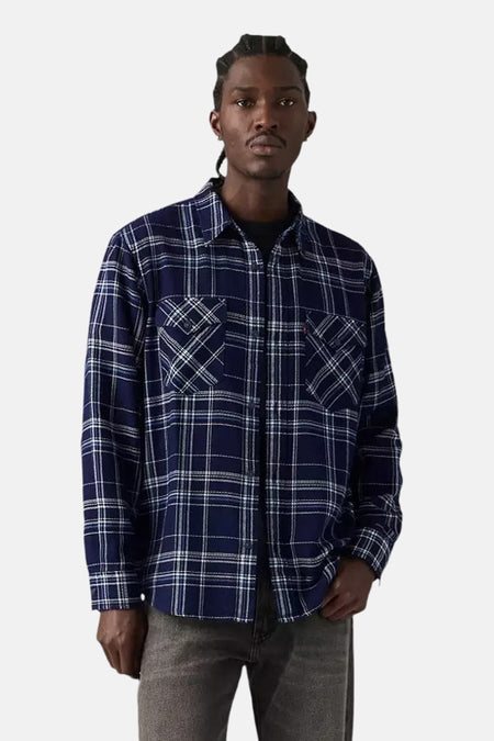 Chemise à manches longues bleu marine à carreaux Levi's®, portée par un mannequin